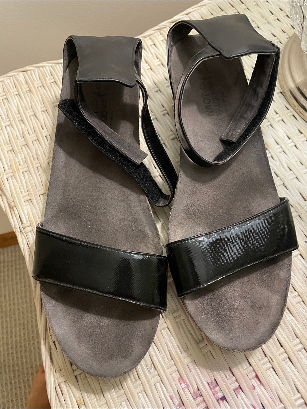Women’s Black Naot Size 11 Ankle-Strap Sandals